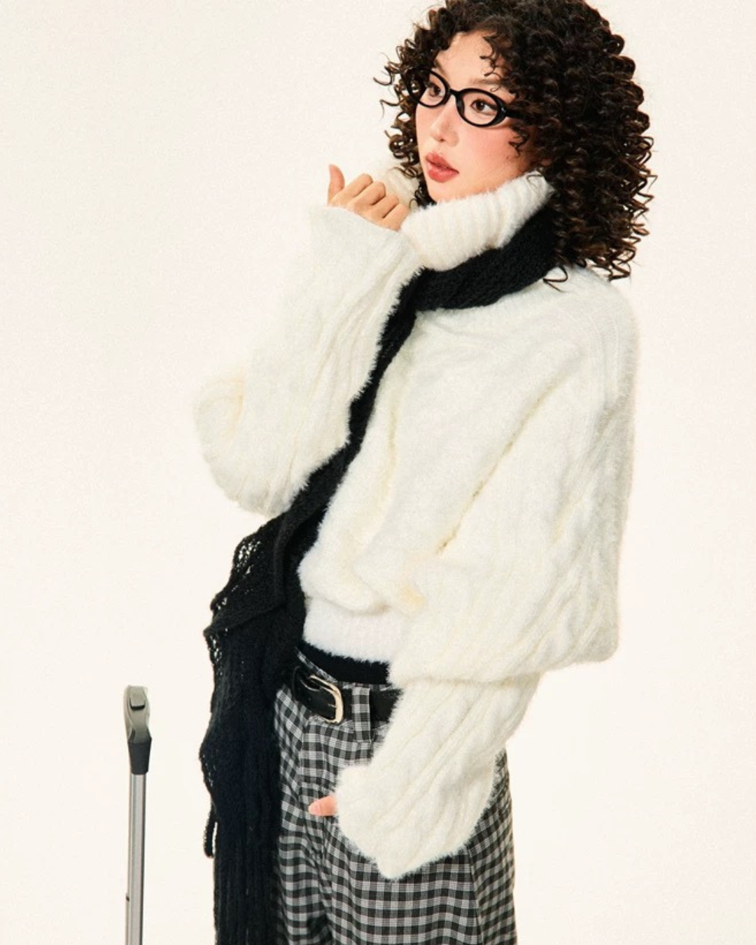 00 off-shoulder knit