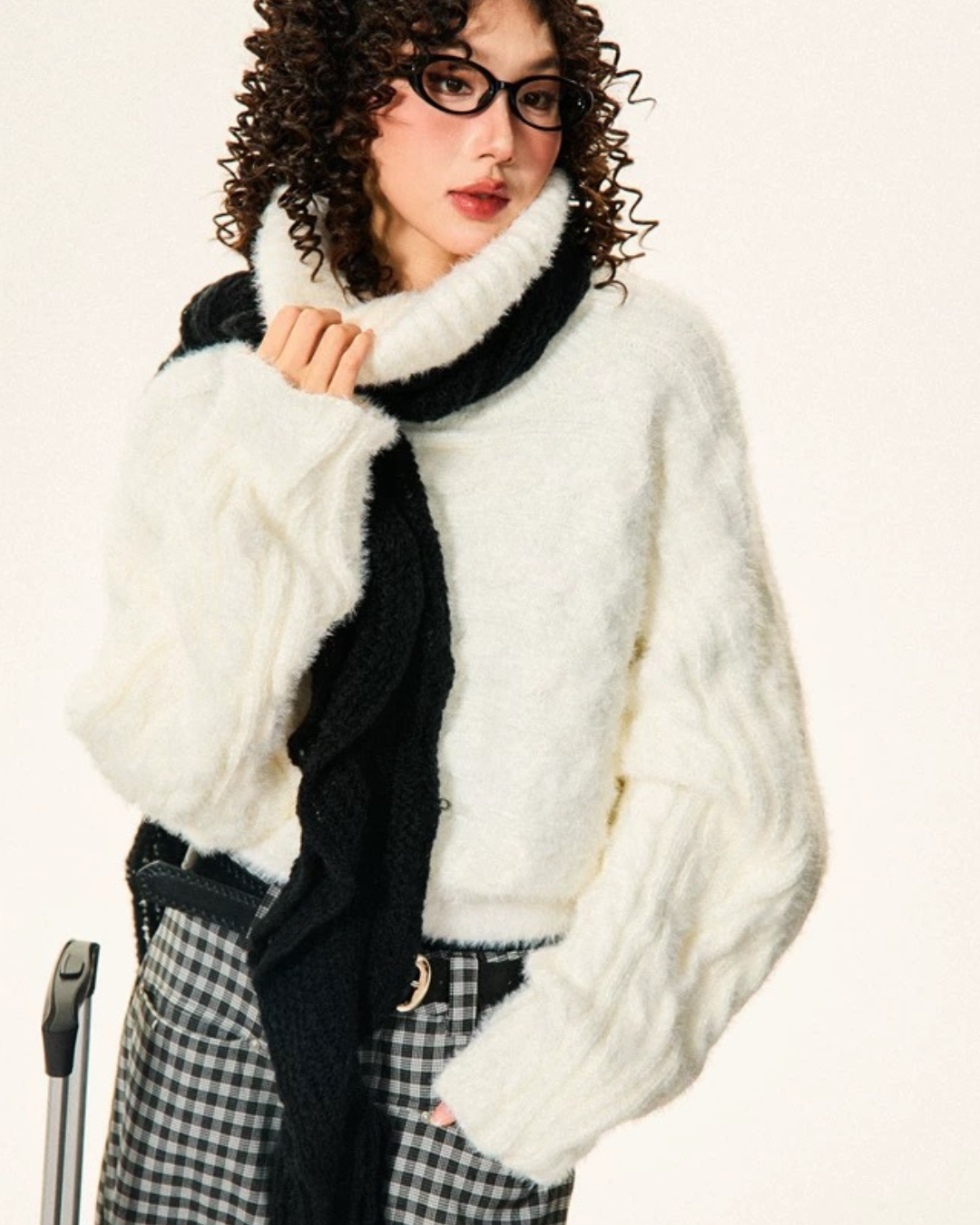 00 off-shoulder knit